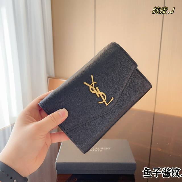 配礼盒包装 圣罗兰ysl-信封包 专柜新品 明星款 据说上市不到一个月被抢空 超多博主推荐 保留了ysl一贯的摇滚精神 走的都市随性风 值得打call 要不要太