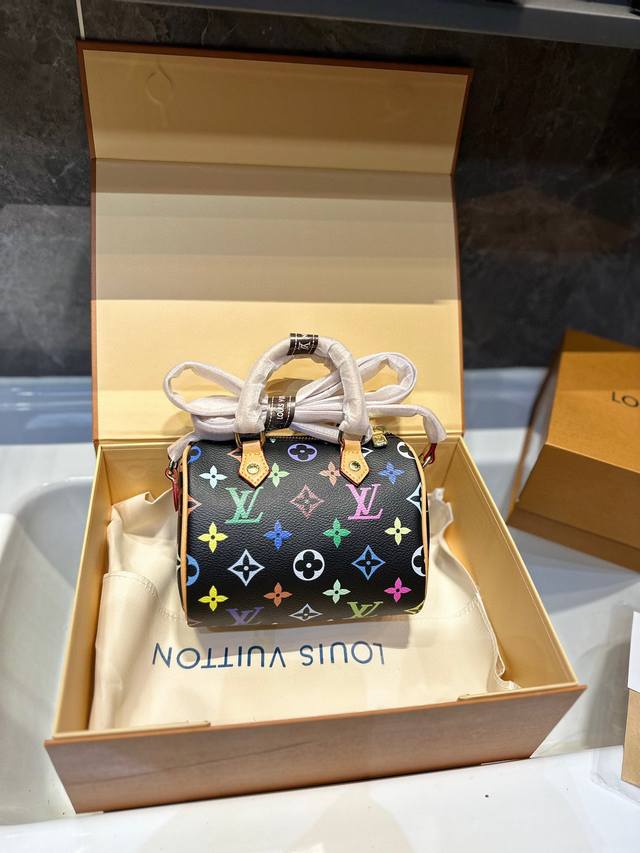 礼盒包装 Lv Speedy 枕头包 无论版型 内里和专柜毫无差别 真正原版复刻 内里可拆卸 火遍全球的爆款机场大包 机车女神包 明星同款 贵气而充满活力的品牌