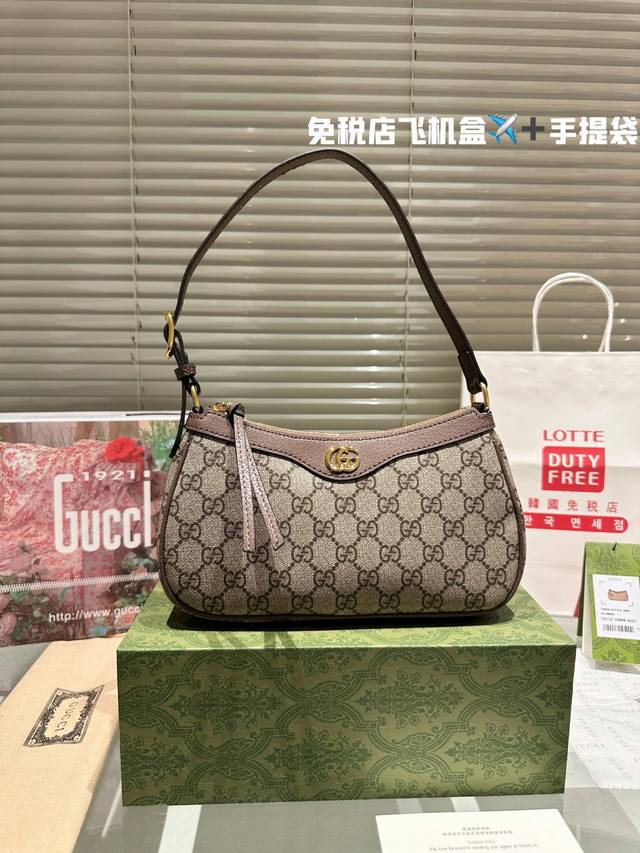 全套包装 Gucci新款腋下包到手 太美了太美了太美了 看起来小小一只其实超能装 放两只iphone都绰绰有余 肩带也是可调节的 我穿着个白t就迫不及待直接上身