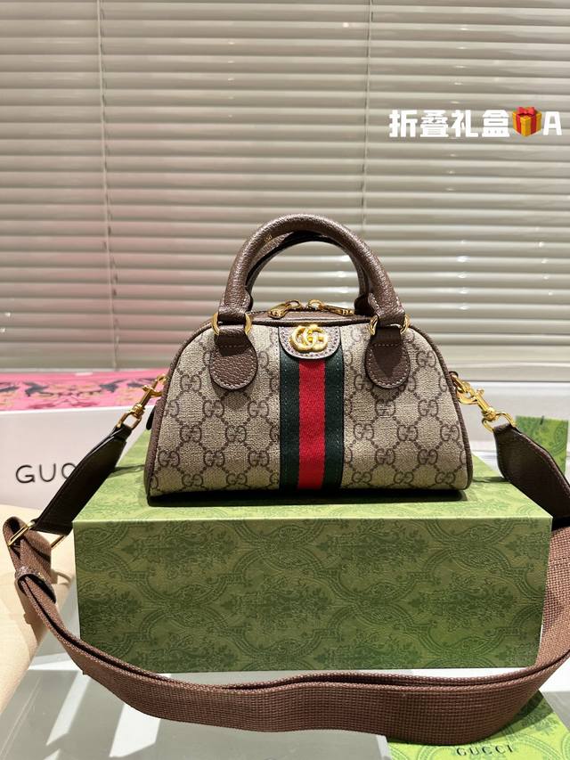 原单折叠礼盒 Gucci 波士顿 枕头包 最新系列 这个款复古韵味特别浓 原版内里 上身效果也超赞 主要以精致特别的五金来提升整体质感 Size:22 - 点击图像关闭