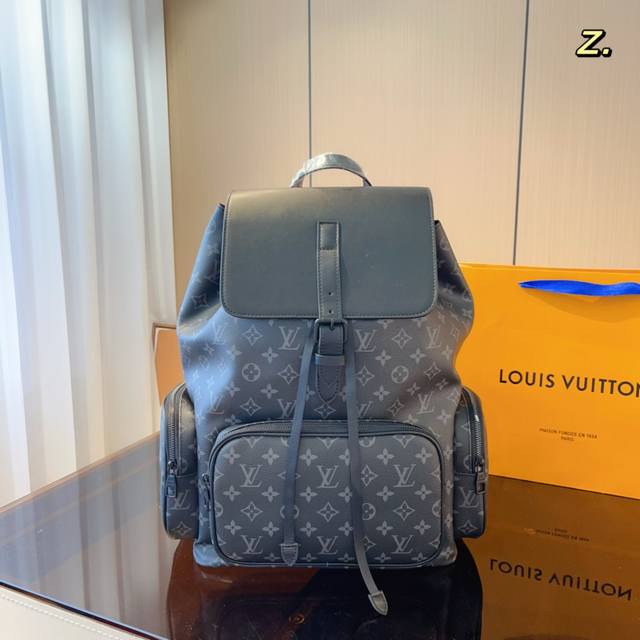 Lv 新品 双肩包 重新演绎远足背包的精神 老花色调搭配多个口袋和一块带摁扣的皮革翻盖 以确保包内物品安全 精美百搭 尺寸 30*18*43Cm