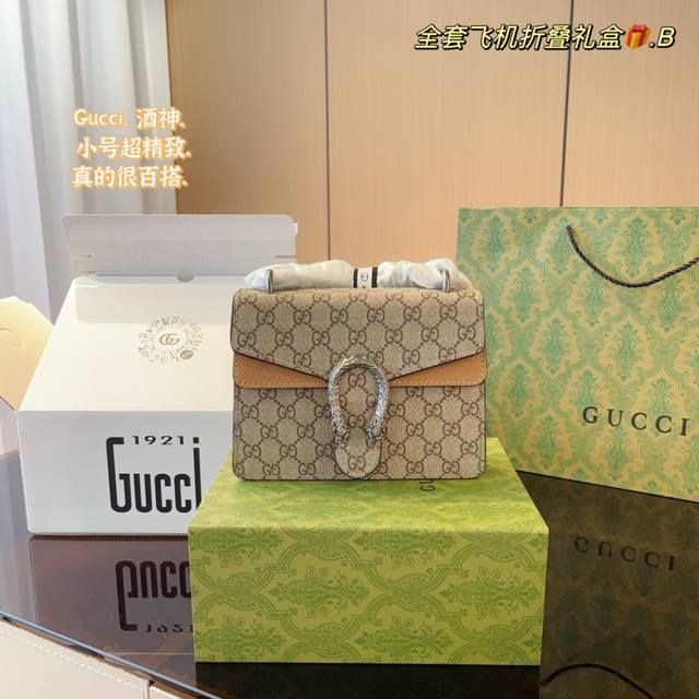 全套飞机折叠礼盒 Gucci 古奇 新款 立体酒神链条包名字来源于古希腊罗马神话中的酒神 虽为手袋界的新秀 但即使是在it Bag层出不穷的今天 经典包款里也有