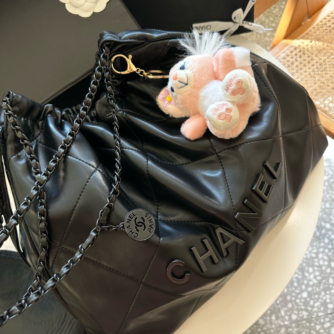 送玲娜贝儿 礼盒包装 Chanel 23C 新品totebag 通勤逛街遛娃皆可背 可以单肩 斜跨 手提 划重点 很实用~不容易撞包吧 尺寸 28