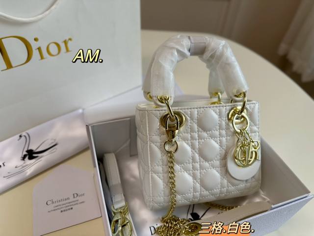 折叠盒 Size:16 13.5 Lady Dior 迪奥三格戴妃手提包 以藤格纹缉面线打造醒目的绗缝细节 时髦典雅的设计经久不衰 两条肩带 手提 斜挎都 优雅