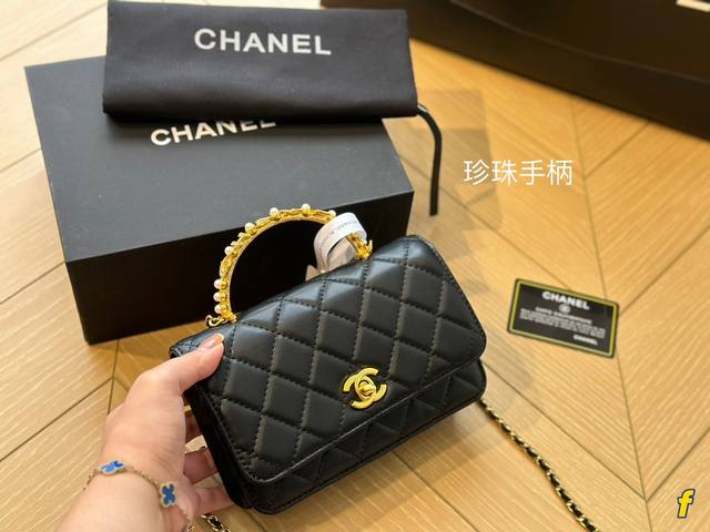 折叠盒 Chanel 23B 珍珠手柄kelly 对珍珠和钻石无法抗拒 拿到爱不释手 而且虽然迷你 新款woc也是觉得很美 毕竟荔枝牛皮耐用 不过 美貌还是打败