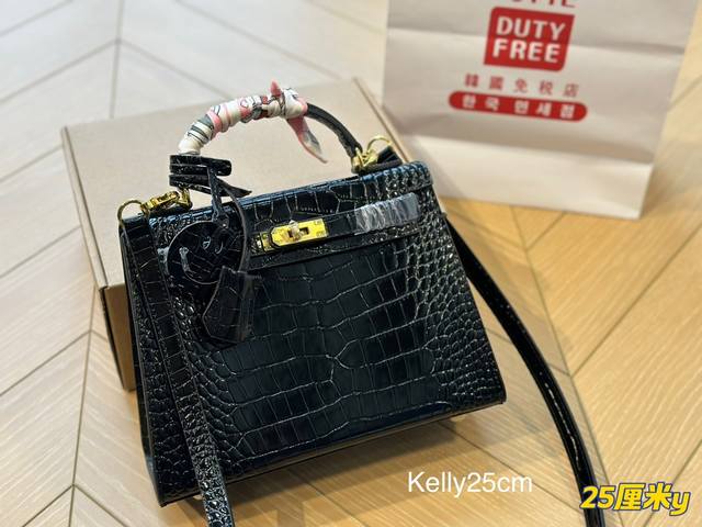 爱马仕kelly 鳄鱼纹面料 经典款不过时 尺寸 25Cm 高贵的气息