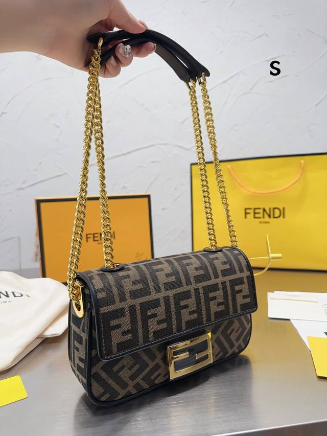 复刻版 牛皮 Fendi Vintage法棍包 2023年米兰时装周街拍中 潮人们背的最多的包包大概就是fendi芬迪的这款腋下包了 经典布料 有种慵慵懒懒的街