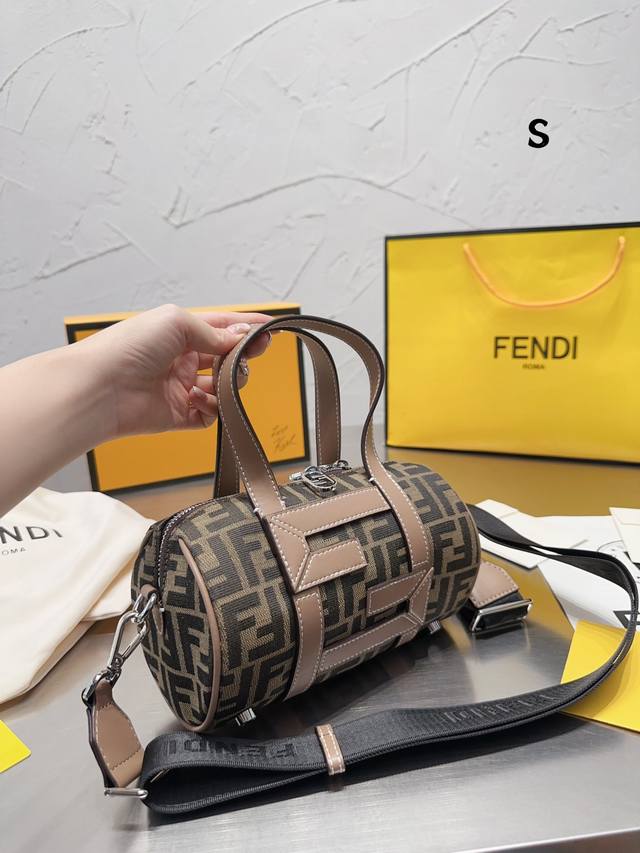 牛皮版本 原单复刻版 Fendi 芬迪 微爷同款网红vintage复古老花f帆布枕头包 潮人们背的最多的包包大概就是fendi芬迪的这款 单肩 斜跨都不是问题