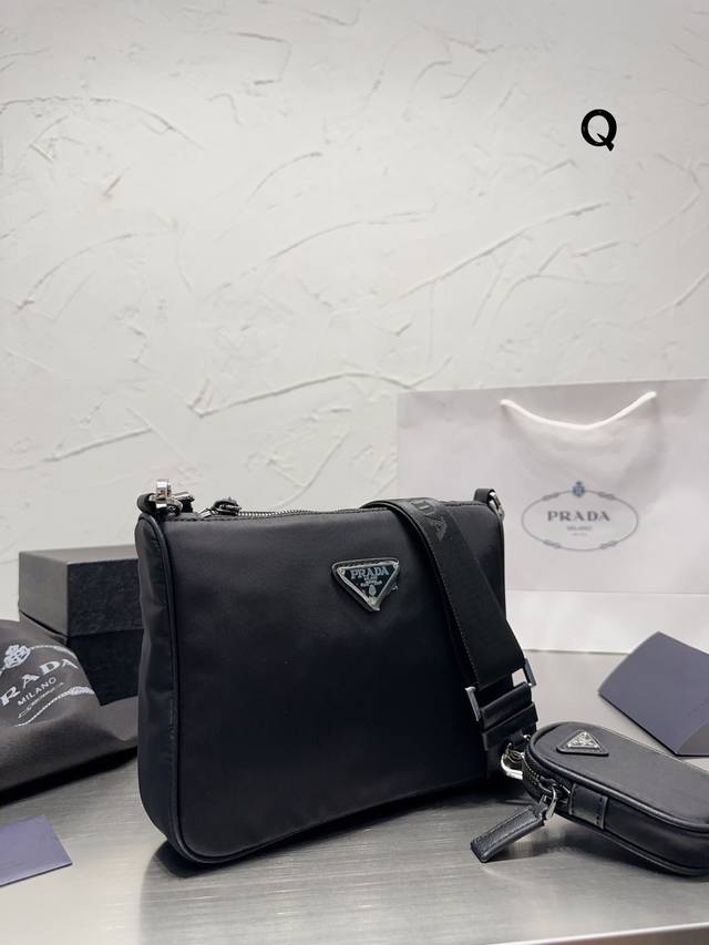 高品质 Prada 普拉达 22新品帆布 邮差包 Logo五金原版一比一品质 内置隔层 炒鸡百搭实用的一款 喜欢的美妞赶快入手吧 店主推荐 质量超赞 尺寸 22