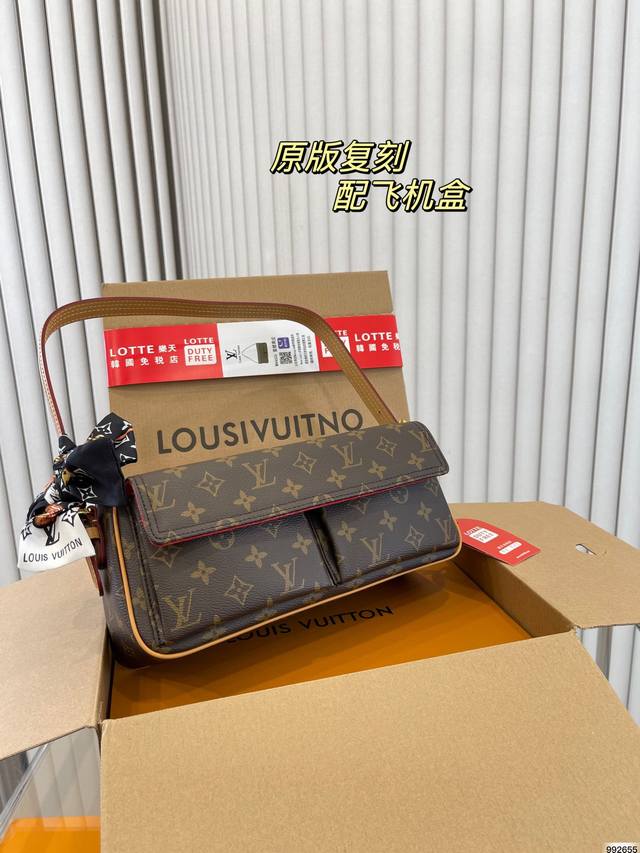 原版复刻 飞机盒 Lv中古包又一位当红炸子鸡来咯 一只看似中古中矩却又有点标新立异的包 因为包身前的两个大口袋类似骆驼的驼峰 因此被称骆驼包 尺寸:30 13