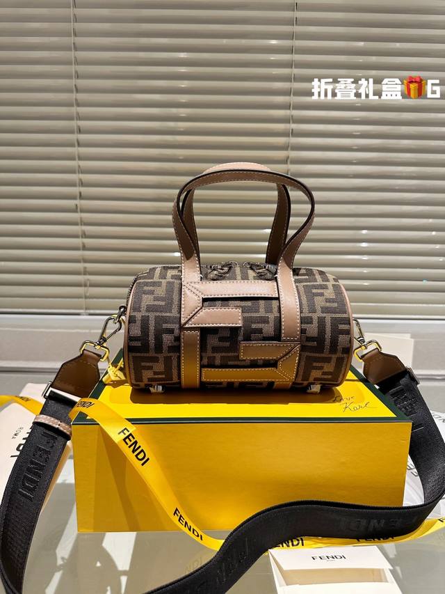 牛皮版本 原单复刻版 Fendi 芬迪 微爷同款网红vintage复古老花f帆布枕头包 潮人们背的最多的包包大概就是fendi芬迪的这款 单肩 斜跨都不是问题