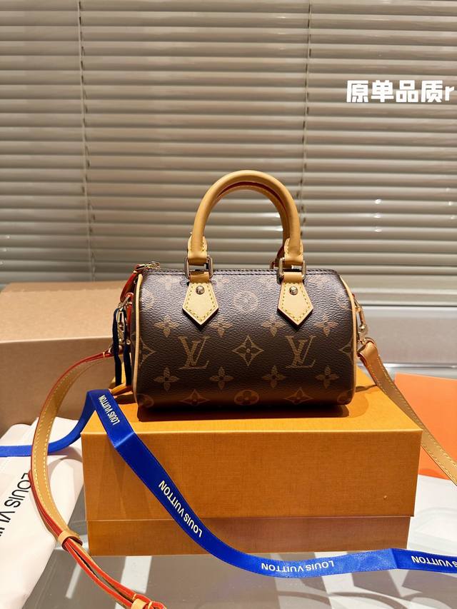 全套包装 Lv Nano Speedy 16 枕头包 Lv 新款系列 枕头包 手袋,全网首发 Lv Speedy Nano 枕头包这款retiro 手袋以标志性