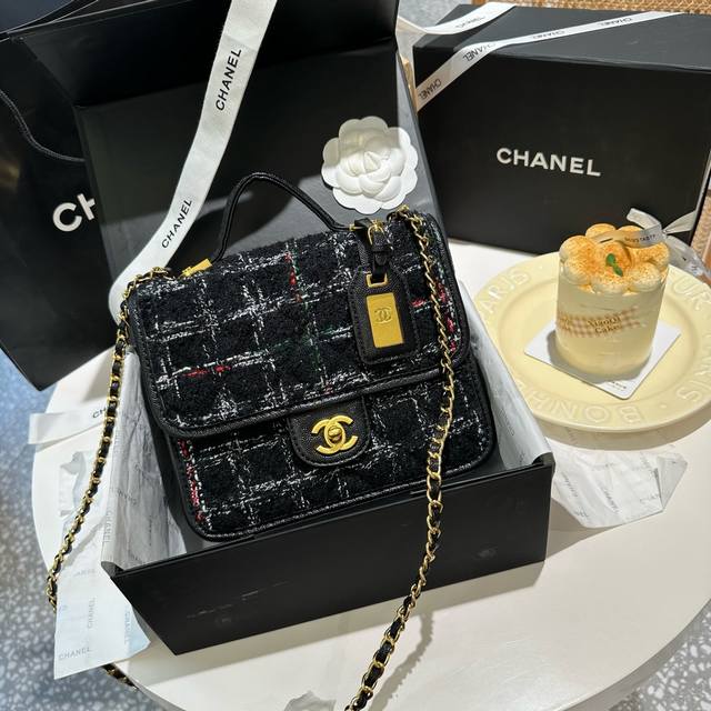 折叠礼盒 跟着买就对了 Chanel 22K铭牌豆腐包 Chanel 23K秋冬新品必入系列tew 被23K铭牌豆腐包惊艳到了+ 中古铭牌设计感 居然出现在22