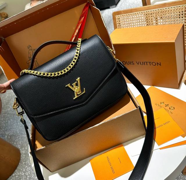 折叠礼盒包装 Lv Oxford 手袋取材柔软粒面皮革 以耀目金属件彰显品牌格调 链条和可调节皮革肩带均可拆卸 成就多种背携方式 为日常生活和昼夜场合注入活力气