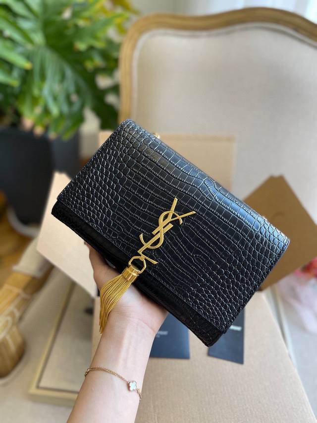 牛皮 折叠礼盒包装 Ysl Kate流苏包 圣罗兰王子文同款 Woc 链条包 圣罗兰 Ysl 专柜最新同步款 来自最新一季的绝妙设计 经典的monogram L