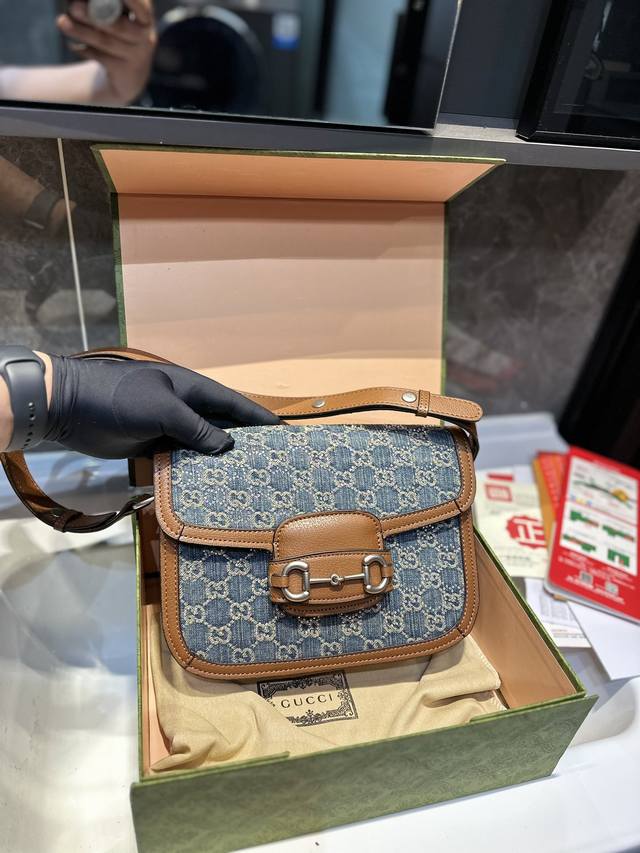 折叠礼盒 Gucci 1995马鞍包 我的一见钟情 真的好好看 又复古又时髦反正我已经忍不住了 哪怕背个几十年依旧复古依旧时髦 2021绝对的超级爆款 也是倪妮