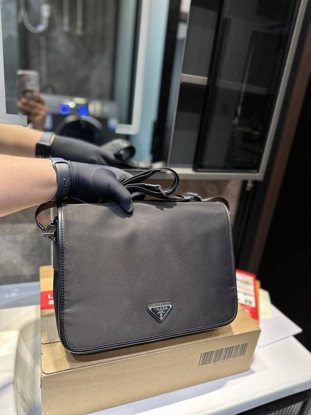 Prada 普拉达saffiano 二合一尼龙布三角标翻盖邮差包单肩包 斜挎包 采用精湛镶嵌细工 经典百搭 实物拍摄 原厂原版面料 H尺寸24 X 30 Cm