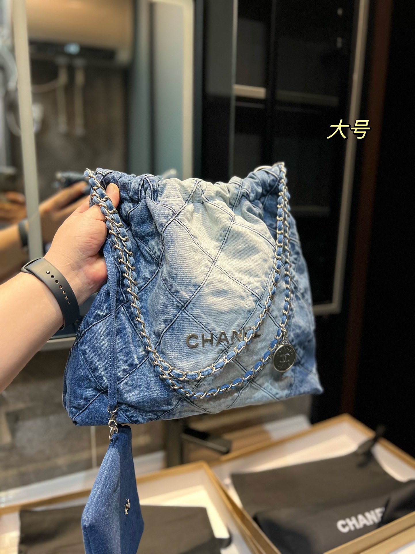 礼盒包装 大小同价 Chanel 千呼万唤的22Bag 今年火遍全网的垃圾袋 不多说啦直接上现货 搜索 小香家 垃圾袋l尺寸30*32 36*35