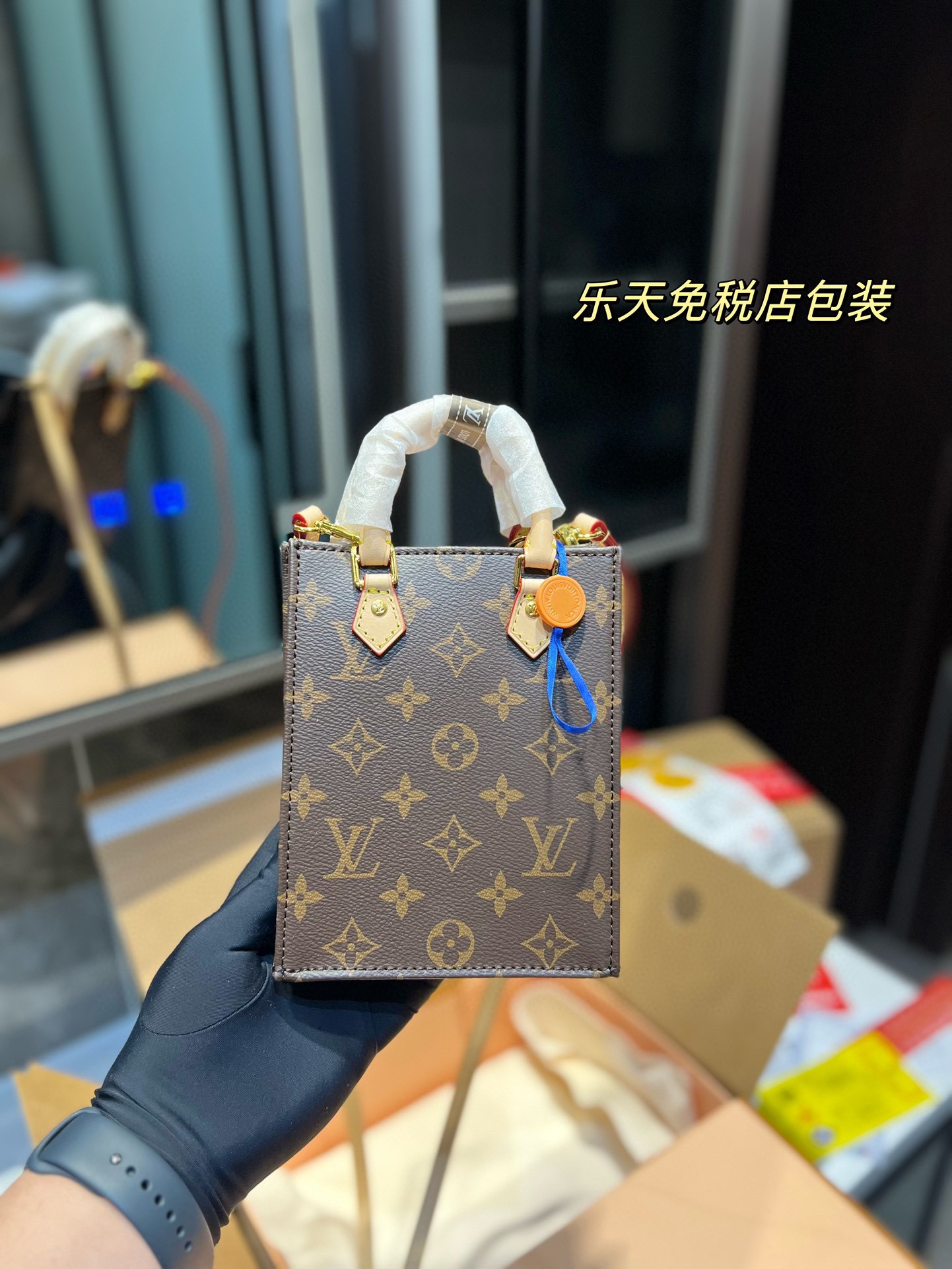 原版变色牛皮 Lv Sac Plat 新款琴谱包 该款手提公事包是一款可以轻易放入文件的纵长 型包包 它设有一个敞开式内口袋,一个手机专用袋 D型环z尺寸 14