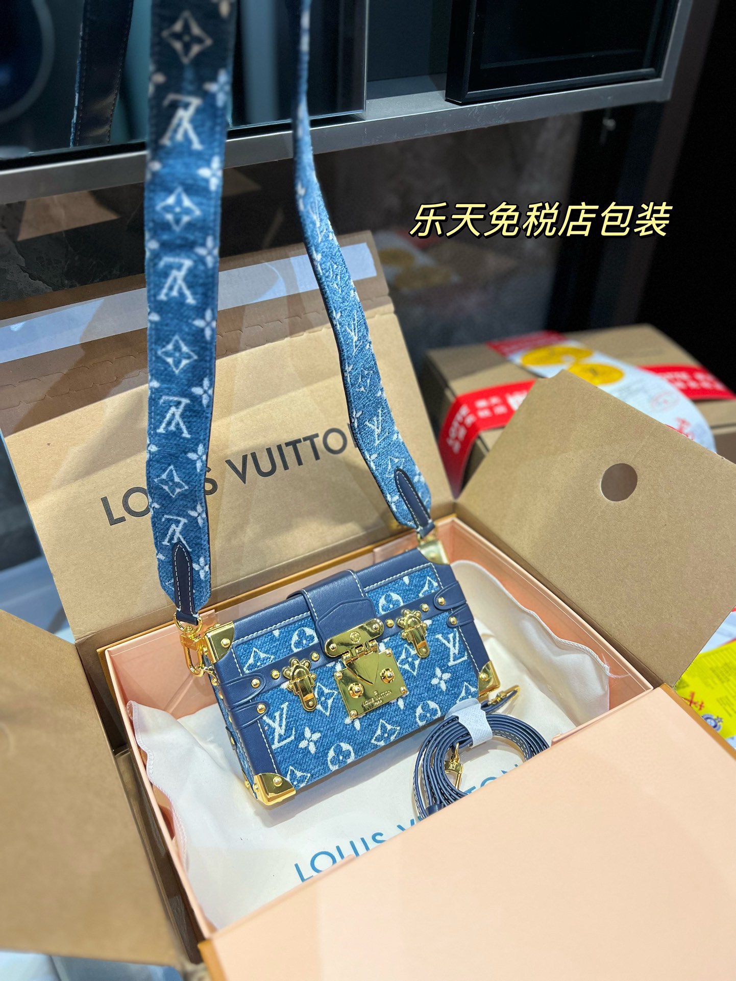 折叠礼盒 配皮 Lv小箱子 牛仔近几年lv的脑洞真的是越开越大 设计独特而经典 方正小巧的独特造型 绝对是这几年lv最出彩的设计之一 高端定制版 Z尺寸19 1