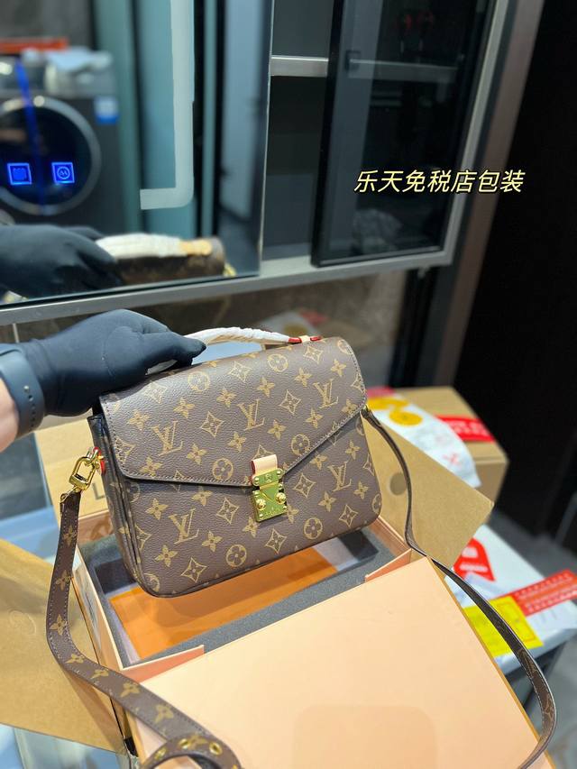 折叠礼盒 Lv 新款 邮差包 爆款到不能更爆的邮差包 Metis手袋 专柜原版pvc 非常高级 搭配原版lv专属里衬 进口玉米伢拉链 皮料软硬刚好z尺寸 24.