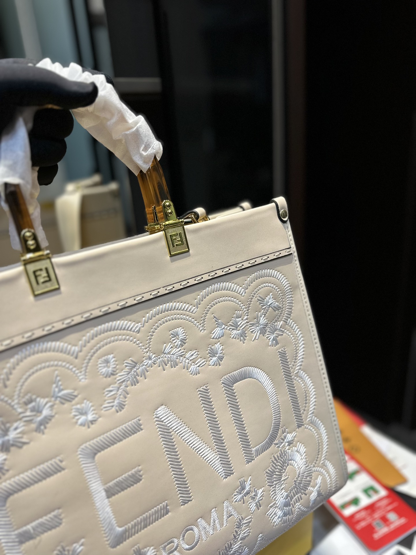 Fendi 芬迪夏天一定要有个托特包太美了 整个配色值得入手的一个托特包旅行 海边 沙滩 野餐 户外 聚餐 Roma绝对少不了的一个包 Y尺寸35Cm