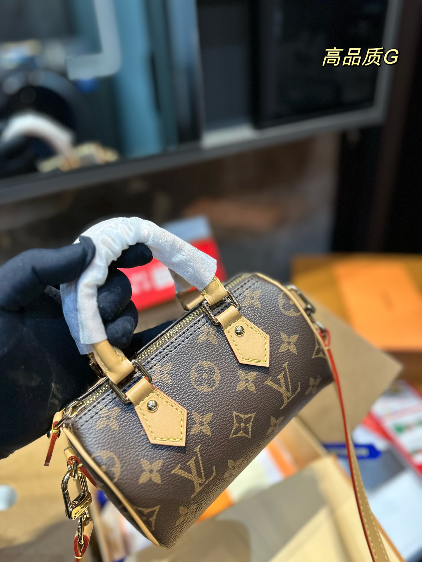 折叠飞机礼盒 Lv Speedy Nano 枕头包 这款retiro 手袋以标志性的lv老花面料制成 搭配奢华的变色牛皮饰边 经典永恒 优雅低调的外形设计和宽敞