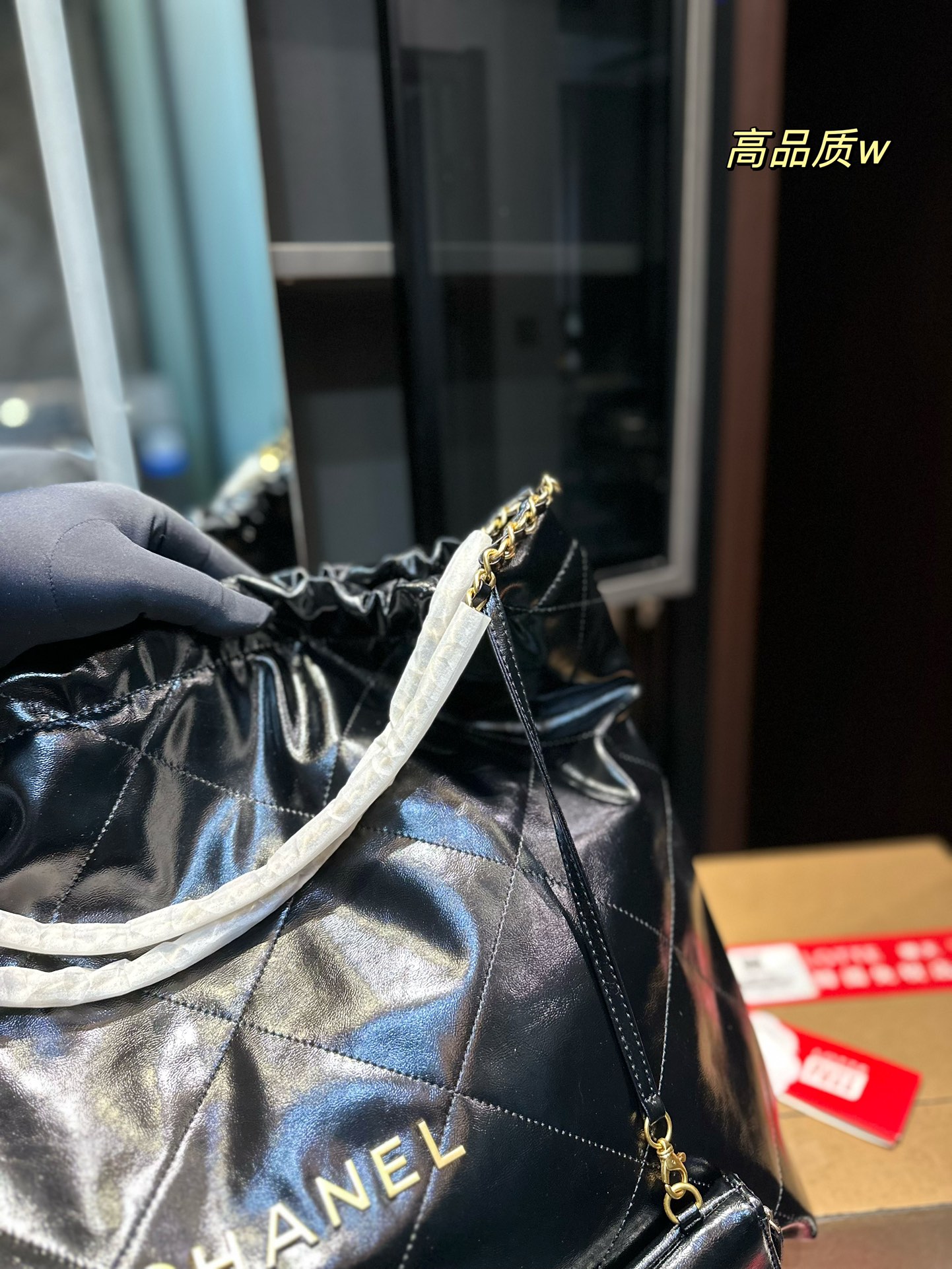 礼盒包装 Chanel 22Bag 以数字命名的 垃圾袋 2021 年10 月 Chanel 品牌艺术总监virginie Viard在2022年春夏 时装秀_