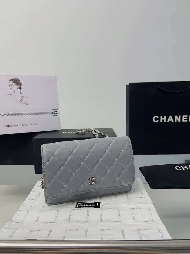 折叠盒 Chanel 香奈儿发财可斜挎单肩 链条可收入包内作为手包使用 上身后超显大气 别看小小的 这个很能装哦 包内有卡位 拉链位 零钱位 小巧实用 人手必备