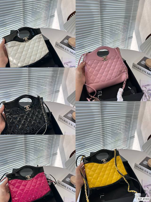 配折叠盒子 香奈儿漆皮chanel 31 Bag 再次回归 体积变小还爱吗 Chanel 31 Bag 2023高级手工坊秀场再度回归 既2018秋冬复刻完一次