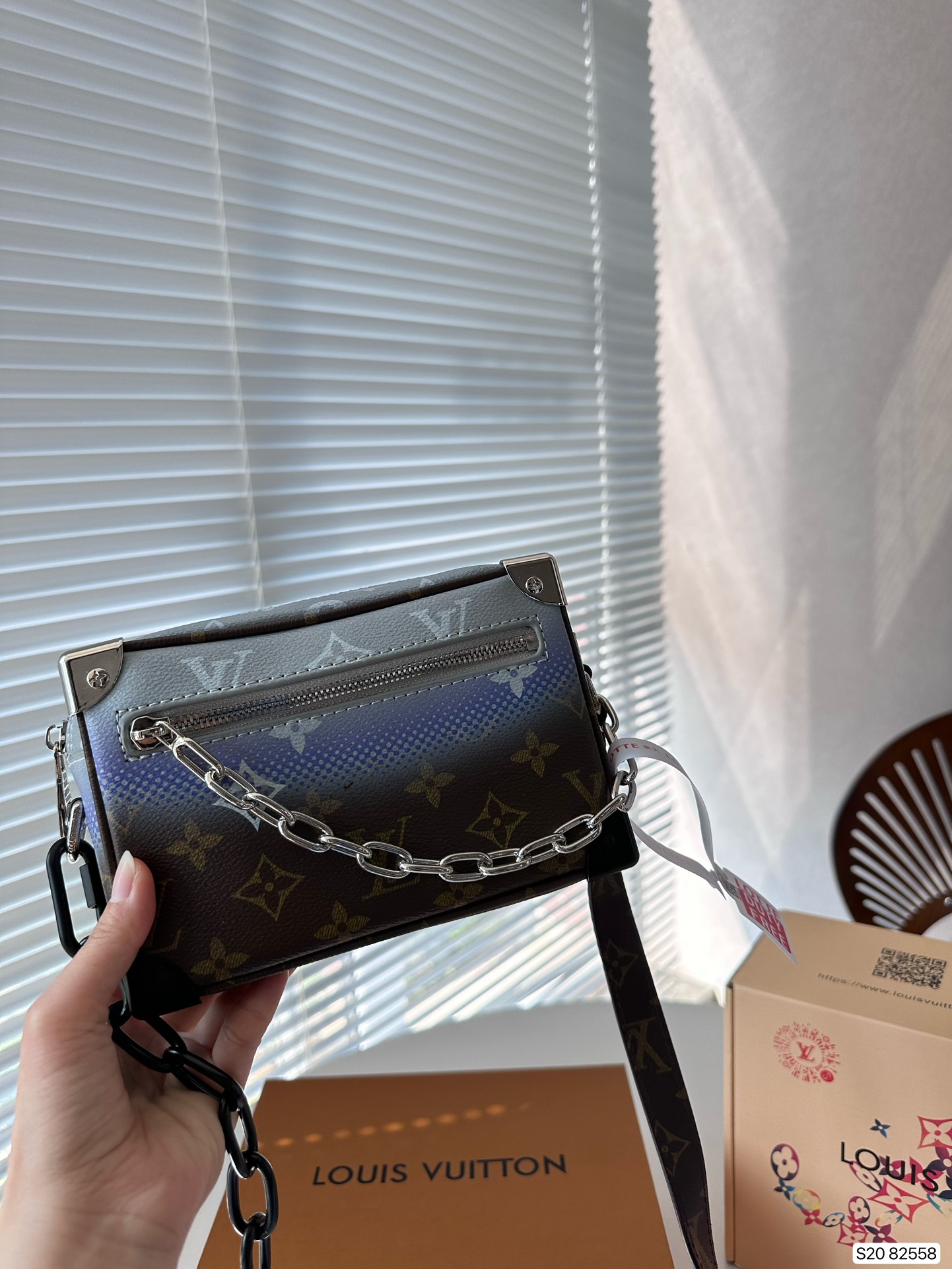 配飞机盒折叠盒子 Lv软盒子 Louis Vuitton 2023 秋冬系列 这款 Keepall 以新材质取代了皮革 井凭借材质间的差异打造出独特的渐变效果