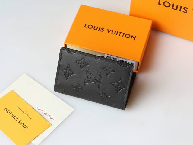 Lv M81382 本款口袋钱夹以 Monogram Shadow 皮革焕新经典设计 舒柔牛皮革压印路易威登标志性 Monogram 图案 内袋和卡片夹层可有序