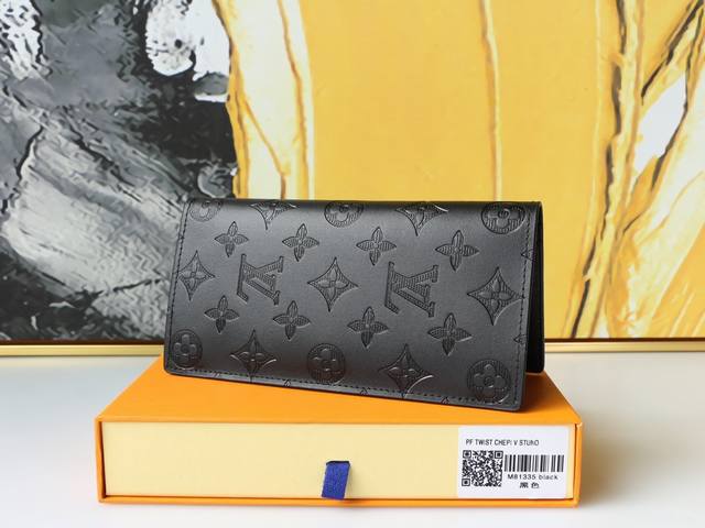 Lv M81335 优雅的外观设计搭配黑色monogram Shadow小牛皮 此款十分柔软的brazza钱夹饰有浅浅的标志性monogram压纹 内配多个卡槽