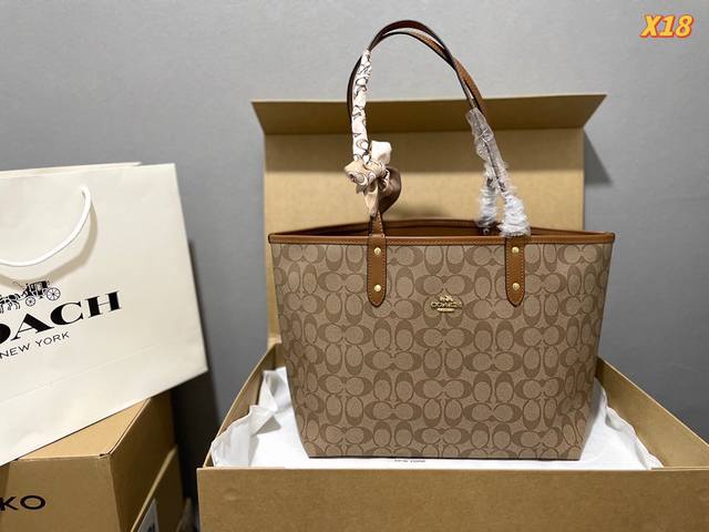 折叠礼盒 Size 35*27Cm Coach 蔻驰经典双面city托特包 经典logo购物袋tote包 大爆款 分分钟断货 正反两面都好看 毫无违和感