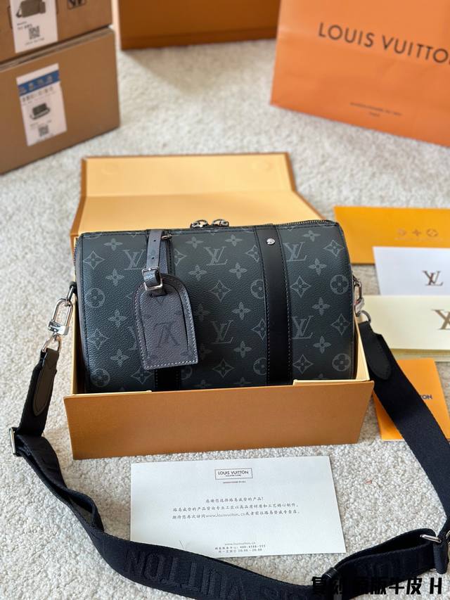 顶级复刻版 Lv X Nigo Keepall Xs 21 枕头包 手袋是一款理想的都市手袋 标志性的造型与经典的 Monogram 帆布 加之多种携带方式和奢