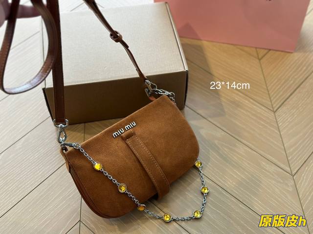 Miumiu新品 牛皮质地 时装 休闲 不挑衣服 尺寸23*14Cm