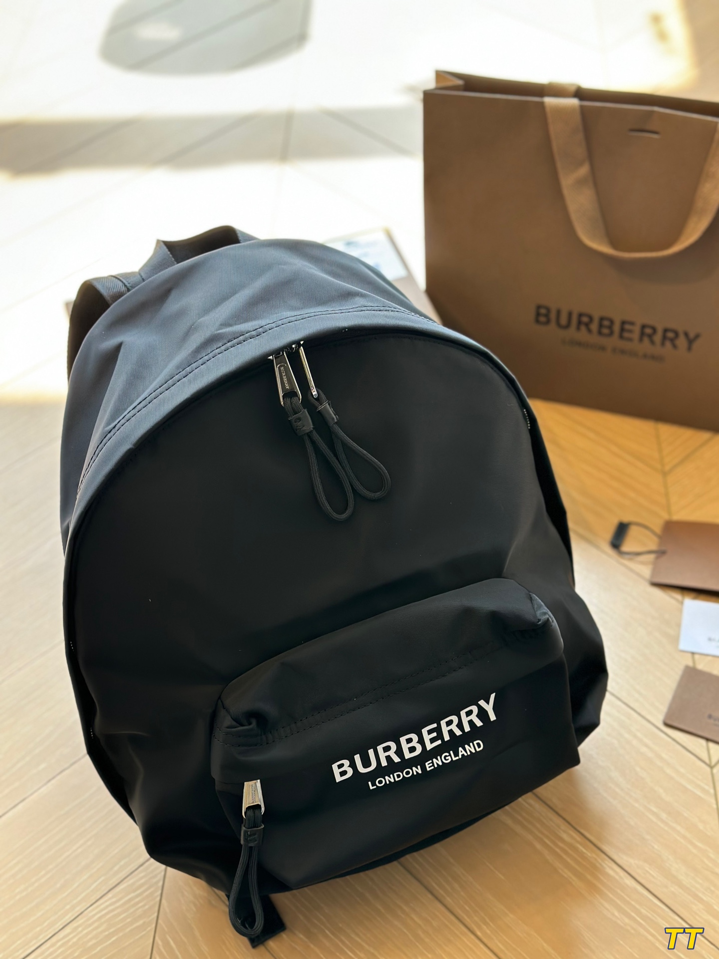 Size 30*40Cm Bur双肩包这款背包以标志性burberry Trench风衣的独创面料作为灵感来源 采用与棉质嘎巴甸同为密织结构的柔韧尼龙材质制成