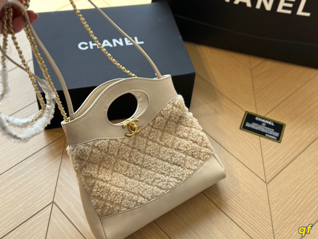 折叠盒 Chanel 31Bag31Bag再次回归就闭眼入 有什么颜色买什么颜色 图片色可能略有色差 但实物是非常好看的 容量不用说了 肩带也正好斜挎不会太长