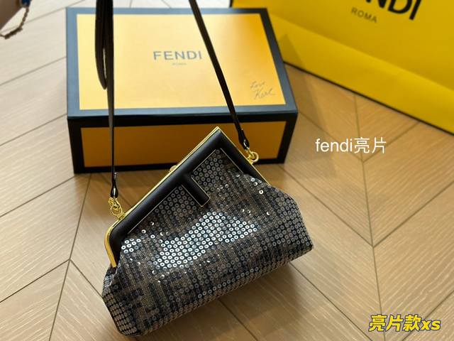 折叠盒 Fendi新款云朵包太简直了高级 颜值高 质感这次描述新款fendi First确实是新的经典云朵包一眼就爱上了我很喜欢手拿着它 不过小号搭配细带 日常