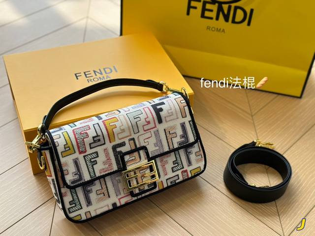 折叠盒 Fendi Baguette法棍包中号第一眼就觉得砸中了我 加上中号有一根较长的肩带 非常实用 中号的装两个手机 钱包 钥匙 墨镜 口红 粉饼都毫无压力