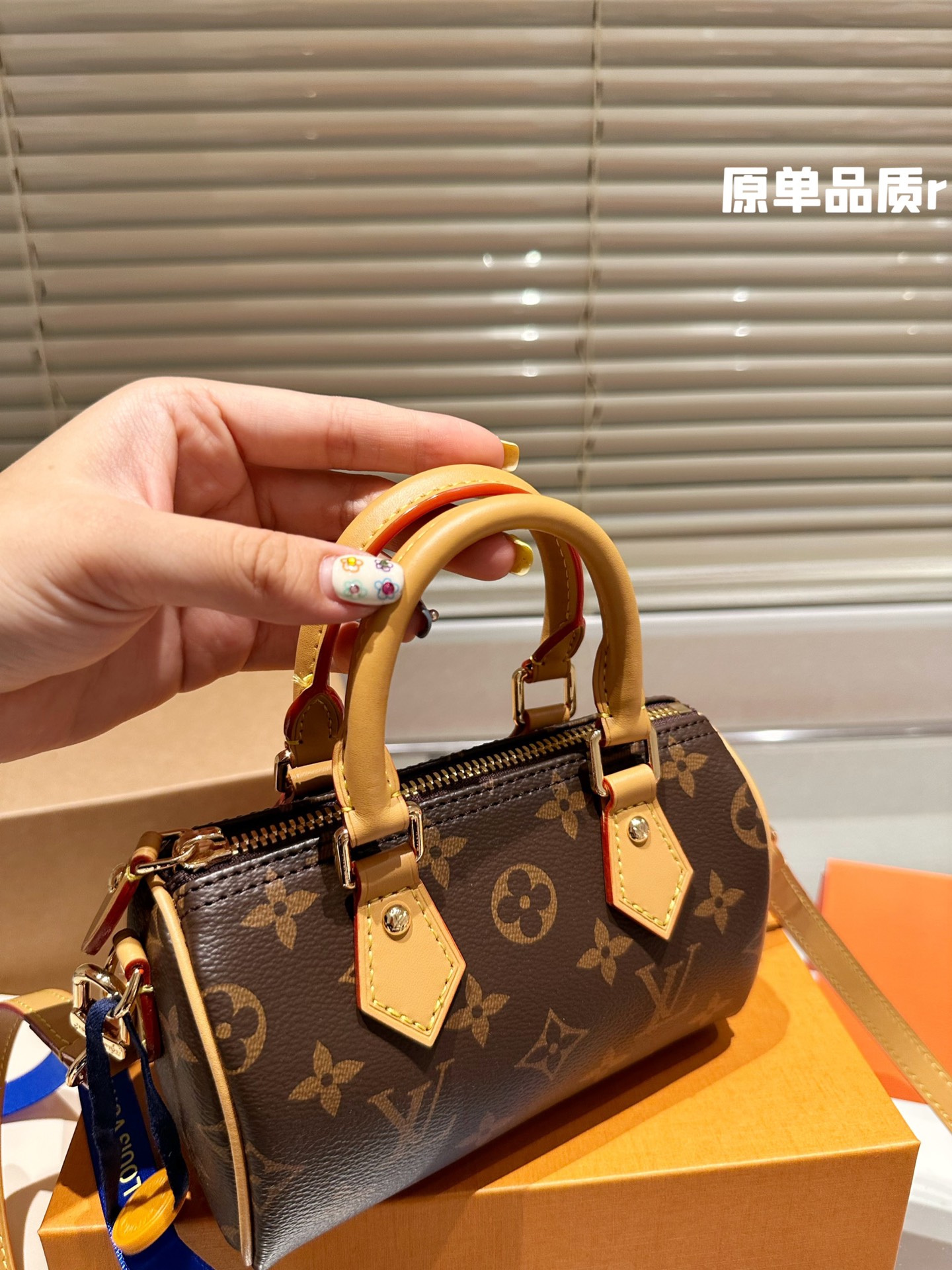 全套包装 Lv Nano Speedy 16 枕头包 Lv 新款系列 枕头包 手袋,全网首发 Lv Speedy Nano 枕头包这款retiro 手袋以标志性