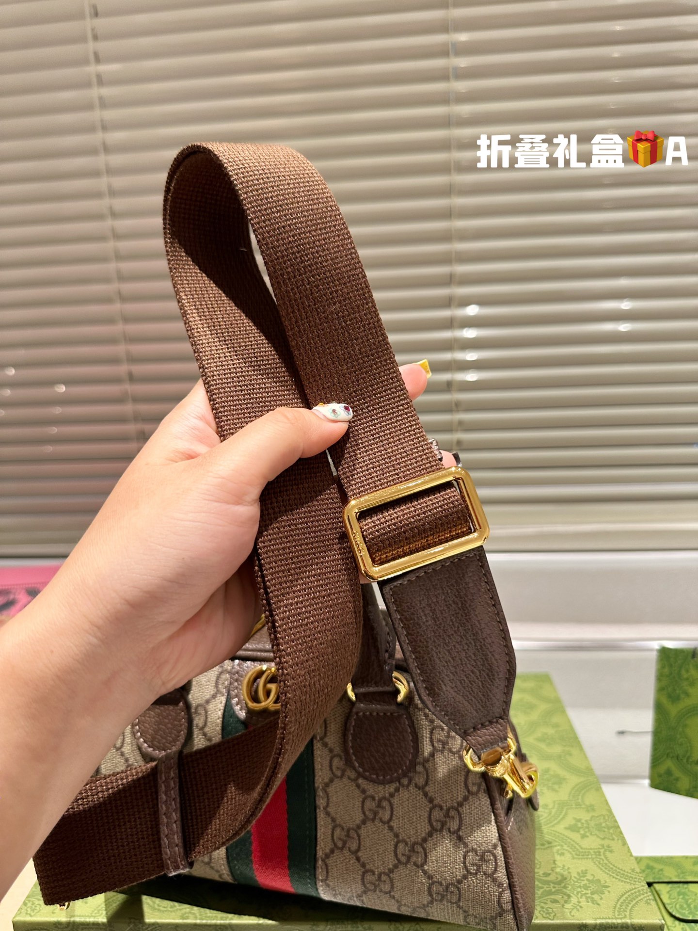 原单折叠礼盒 Gucci 波士顿 枕头包 最新系列 这个款复古韵味特别浓 原版内里 上身效果也超赞 主要以精致特别的五金来提升整体质感 Size:22