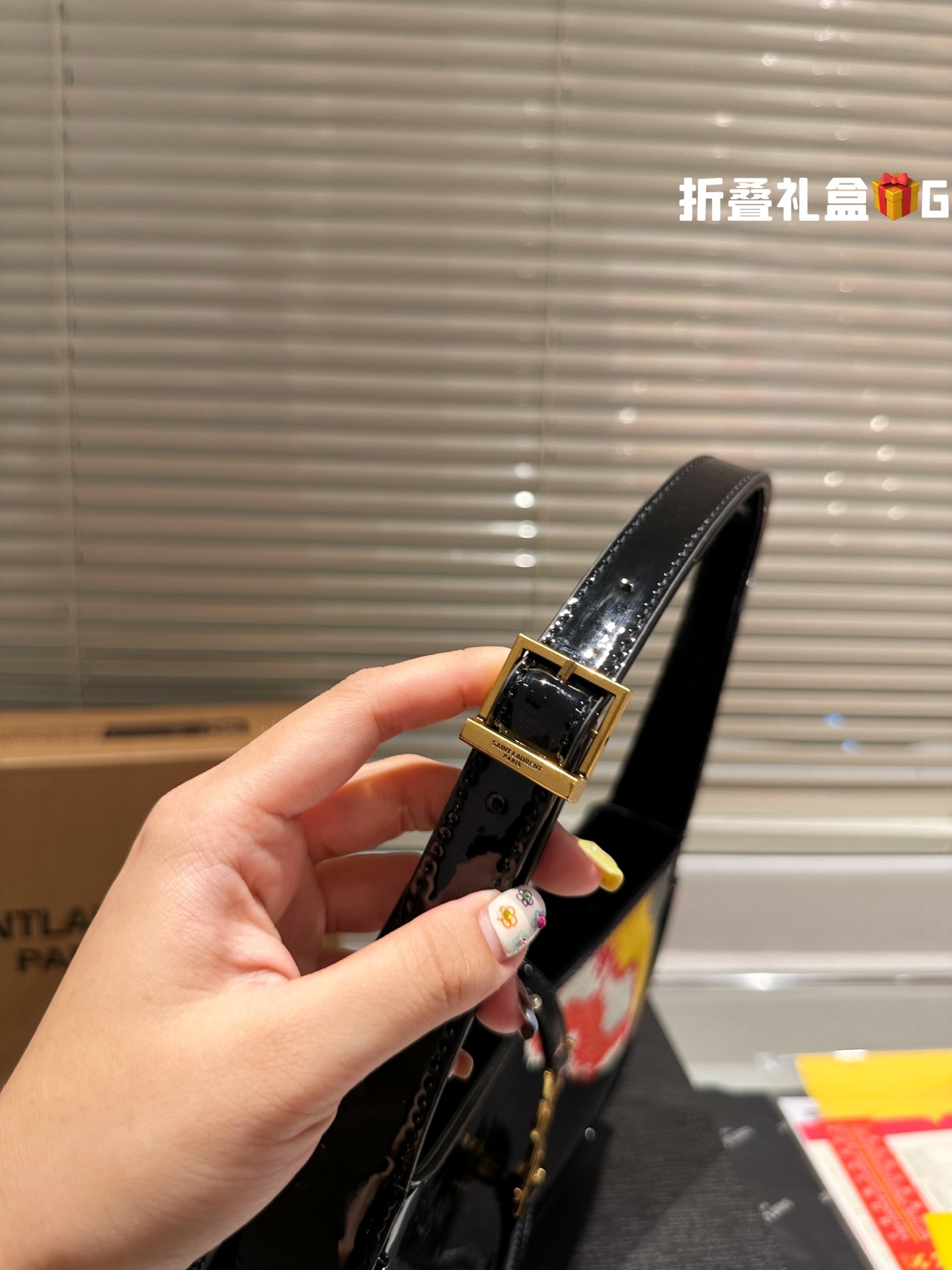 漆皮 全套礼盒包装 飞机盒 推荐杨树林ysl 腋下包 非常适合秋冬的一款腋下包~ 看多了celine Gucci Prada.... 杨树林的这款却是很新颖,V