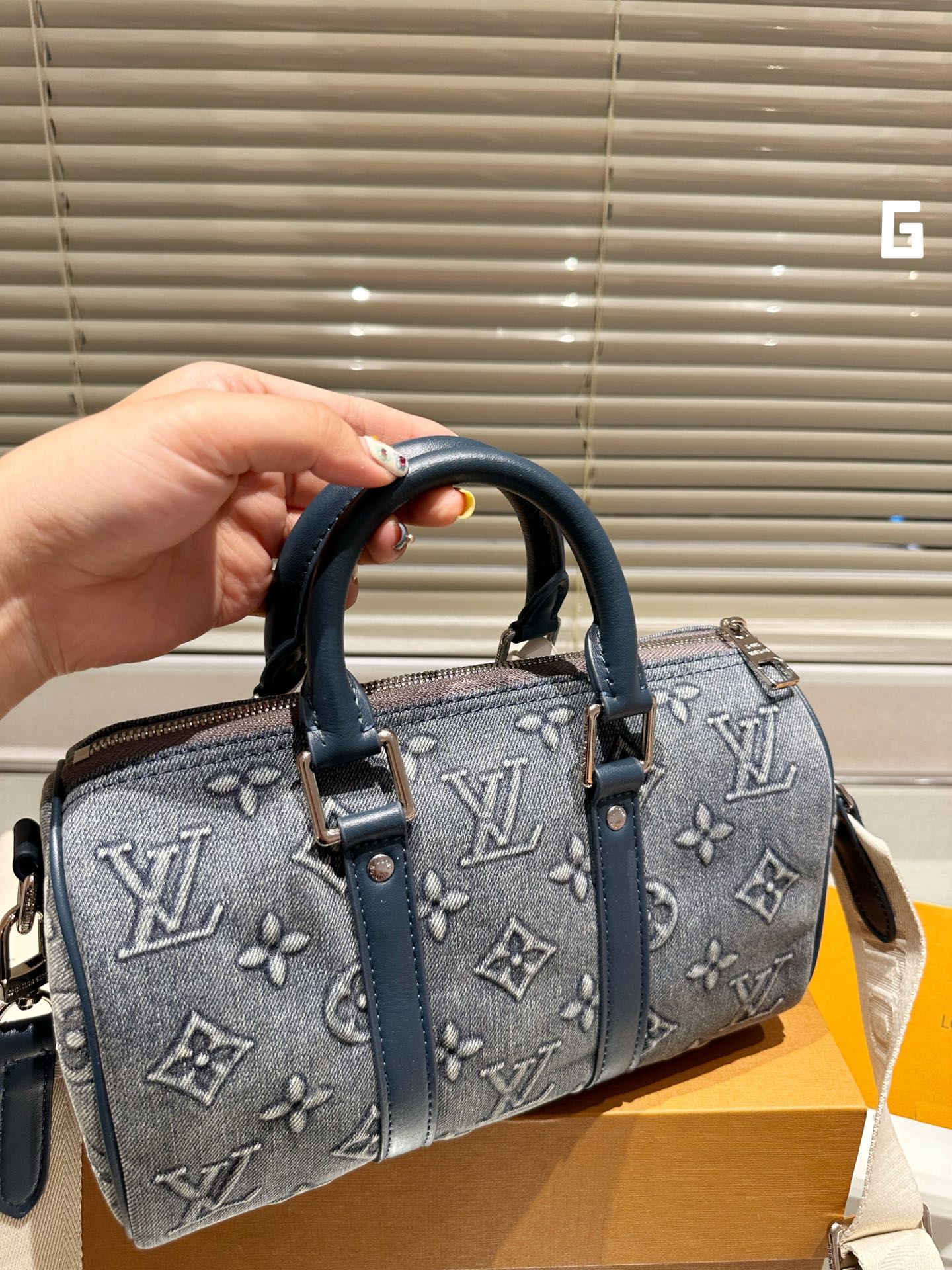 折叠礼盒 Lv Keepall Xs 秀款 牛仔枕头包 很燃 这款retiro 手袋以标志性 经典永恒 优雅低调的外形设计和宽敞的包身更加入了实用性 尺寸 24