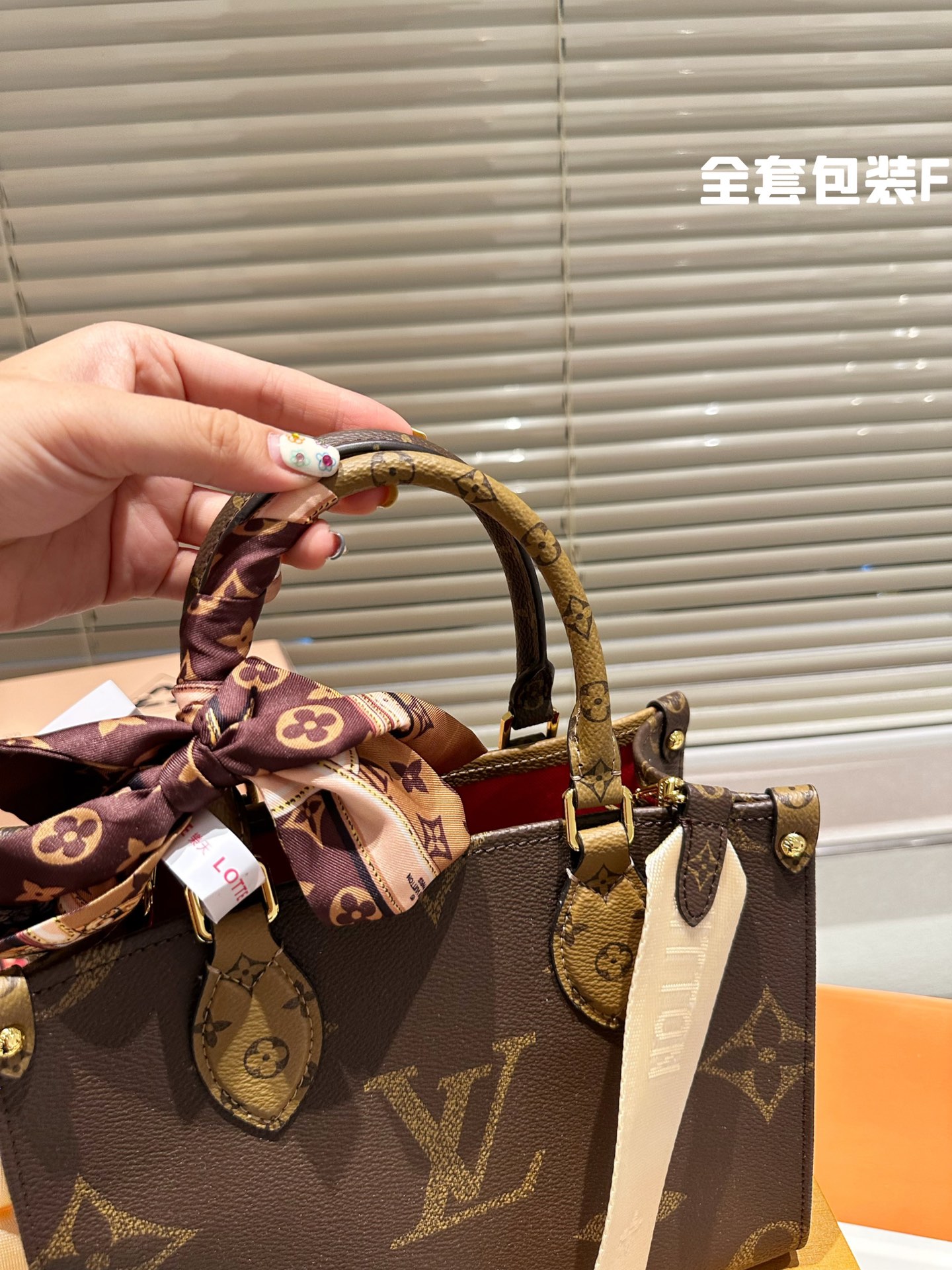 Lv Onthego 原单 折叠礼盒 原单品质 Lv A B面原料 Onthego妈咪袋 性价比之王这是一款超赞的包型 灵感来自于恶搞lv的街头品牌 曾经的曾经 - 点击图像关闭