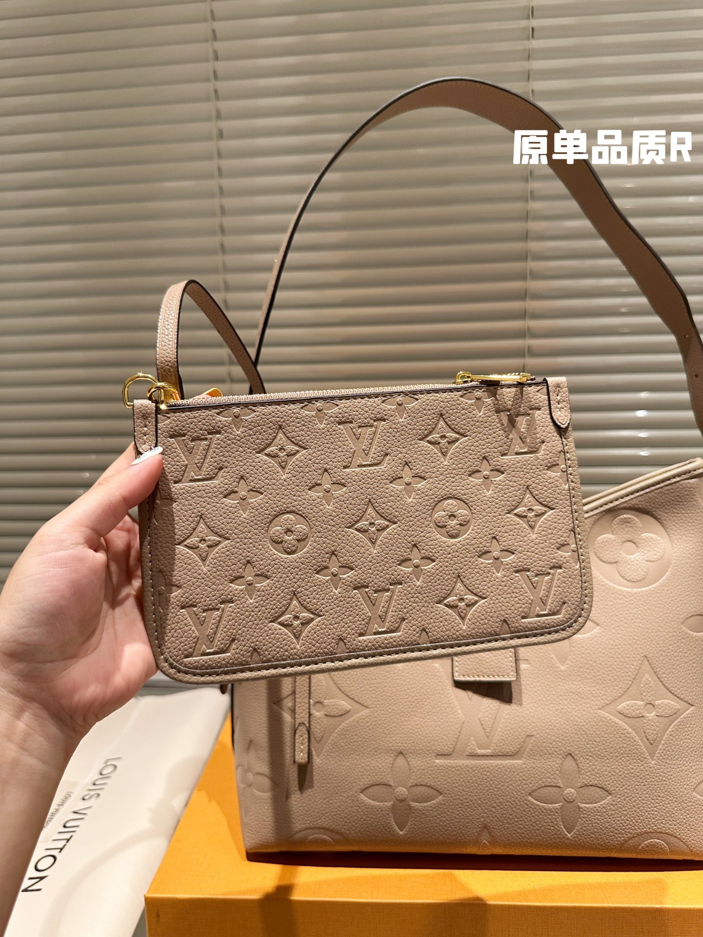 折叠礼盒尺寸29.20 Lv Carryall 流浪包 经典百搭 优雅大气 上身绝美 这份质感 小仙女们值得拥有