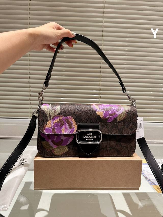 Coach 1新品法棍包morgan单品coach新品持续上新~ 全新法棍包系列morgan来了 赋有复古感和时髦感于一体~ 配有长短两条肩带哦 手袋可腋下背也