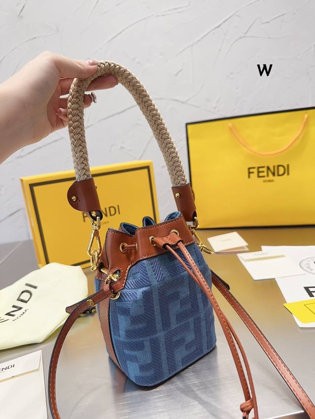 配折叠礼盒 原单复刻版 Fendi 芬迪 微爷同款网红vintage复古老花f编织水桶包 潮人们背的最多的包包大概就是fendi芬迪的这款 单肩 斜跨都不是问题 - 点击图像关闭