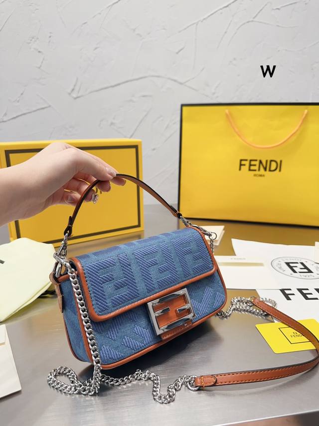 Fendi Baguette法棍包中号第一眼就觉得砸中了我 加上中号有一根较长的肩带 非常实用 中号的装两个手机 钱包 钥匙 墨镜 口红 粉饼都毫无压力 看起来