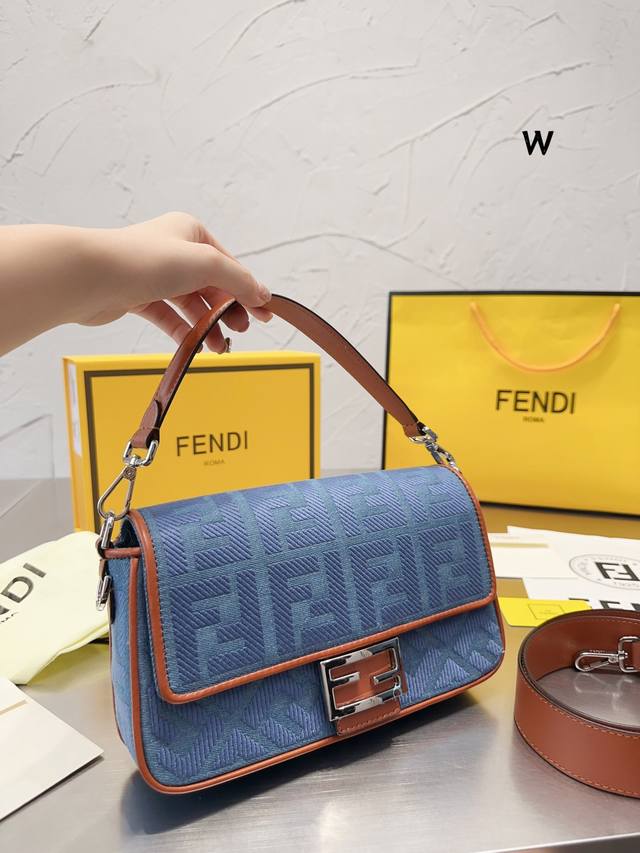 Fendi Baguette法棍包中号第一眼就觉得砸中了我 加上中号有一根较长的肩带 非常实用 中号的装两个手机 钱包 钥匙 墨镜 口红 粉饼都毫无压力 看起来